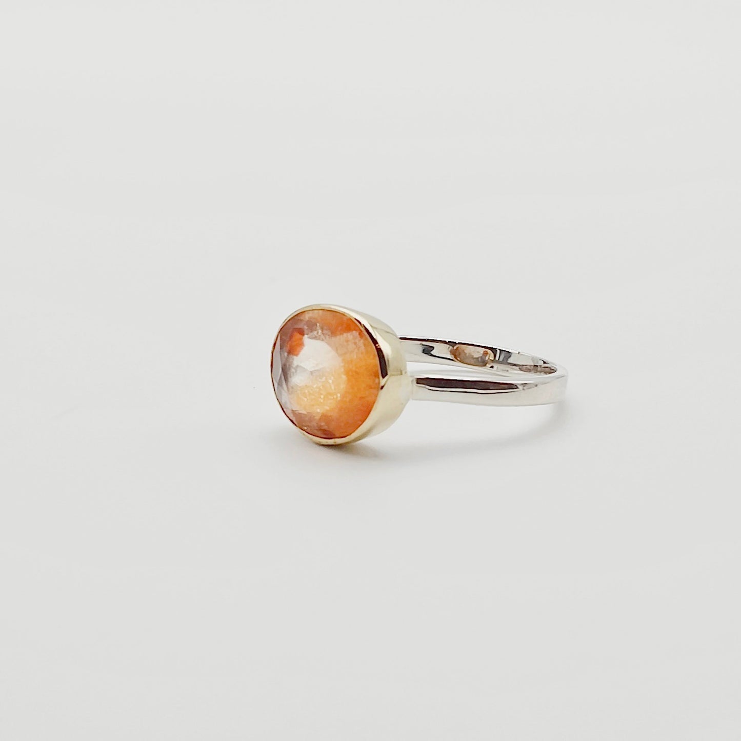 Bague Pierre de soleil facéttée